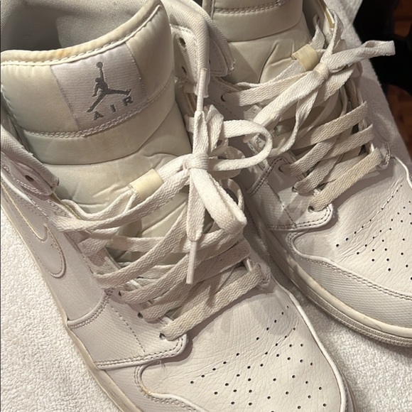 Lightly used, Jordan 1’s size 11.5- great condition and I Can send more photos - Picture 4 of 10